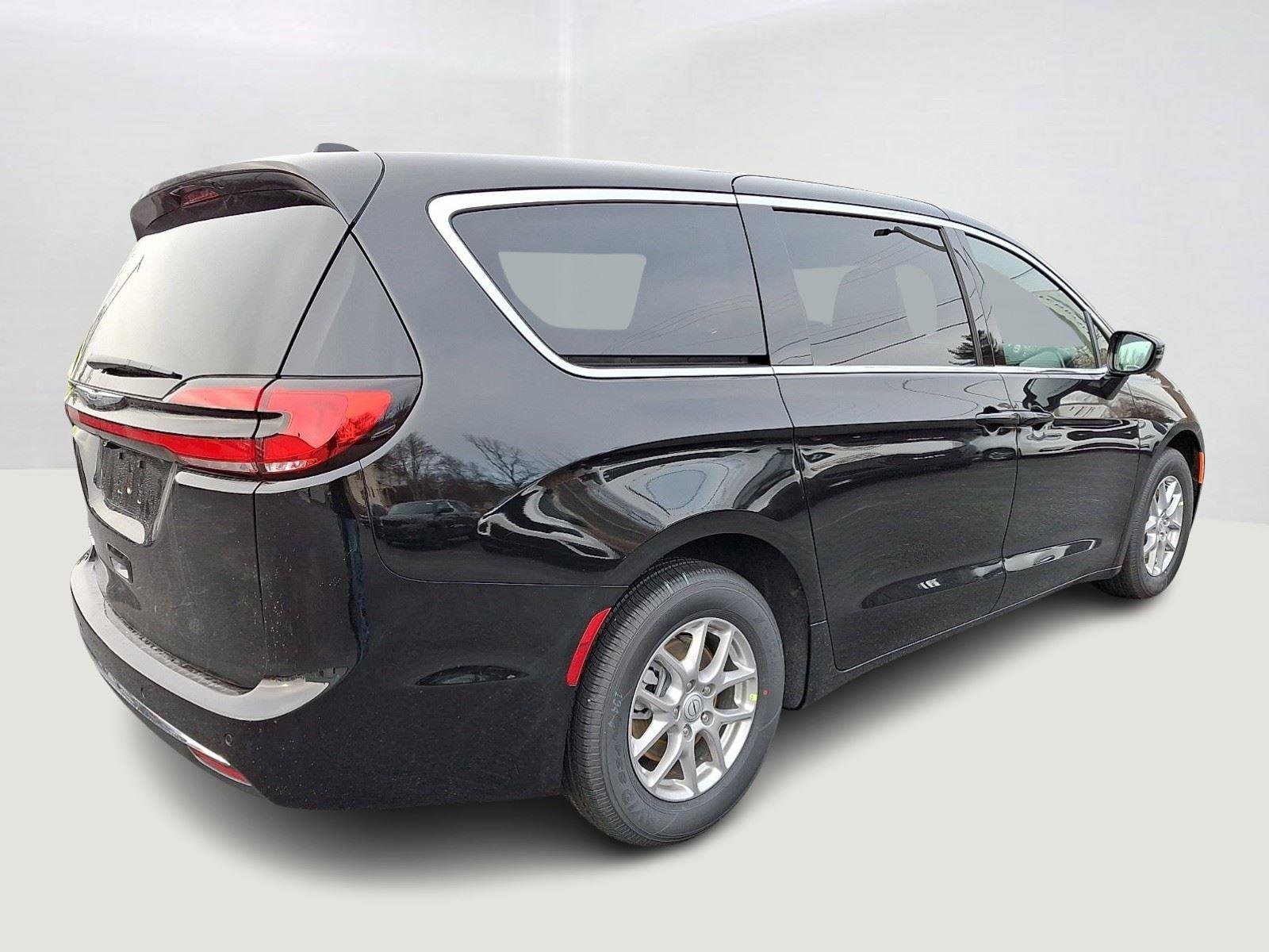 New 2026 Diamond Black Crystal Pearl-Coat Exterior Paint Chrysler Select image 5
