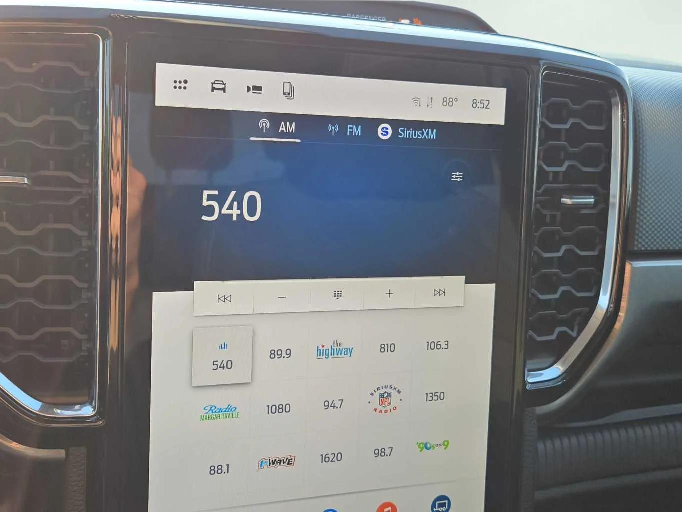 New 2026 Oxford White Ford XLT image 7