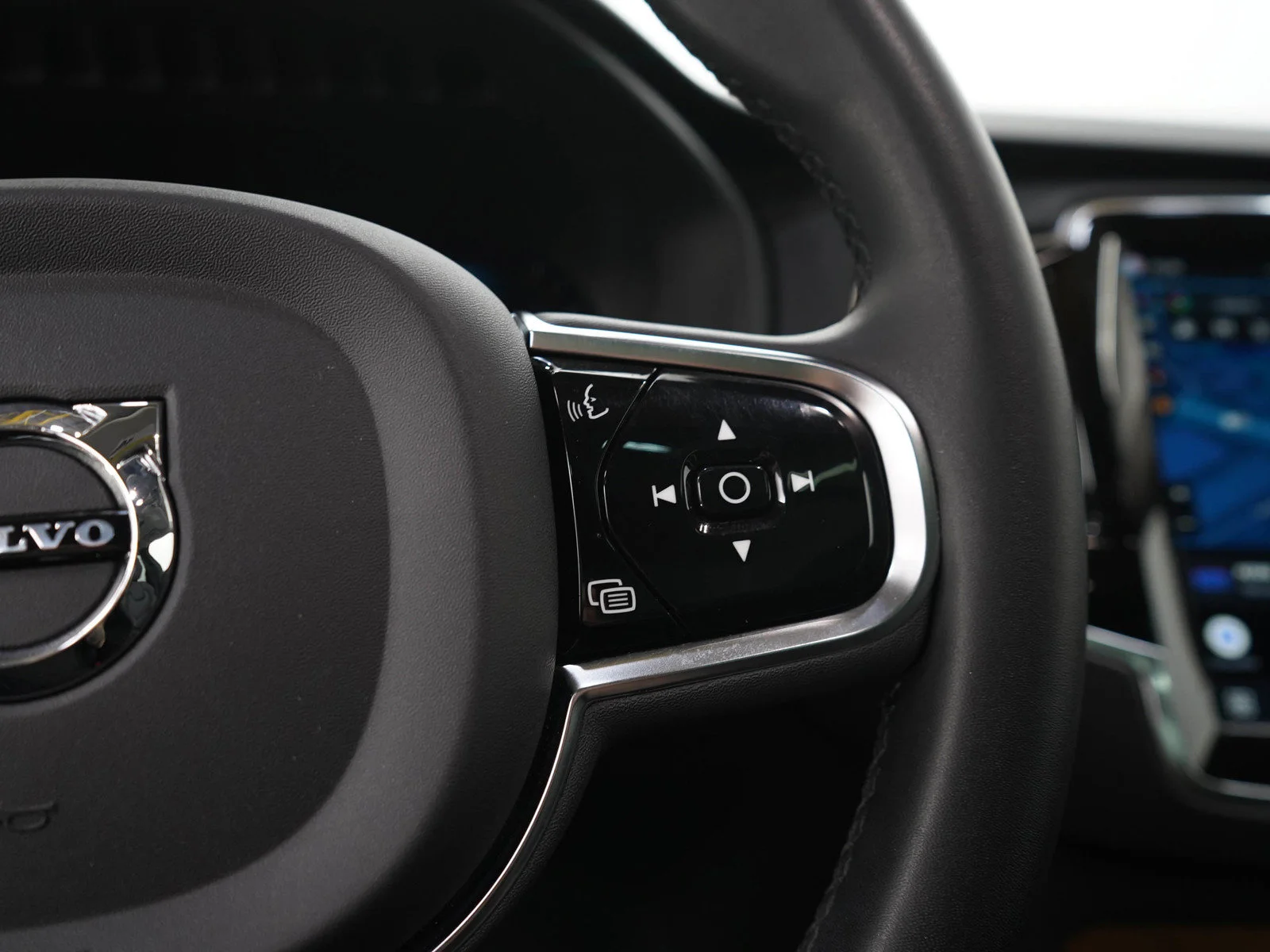 Used 2023 Dusk Metallic Volvo Plus image 30