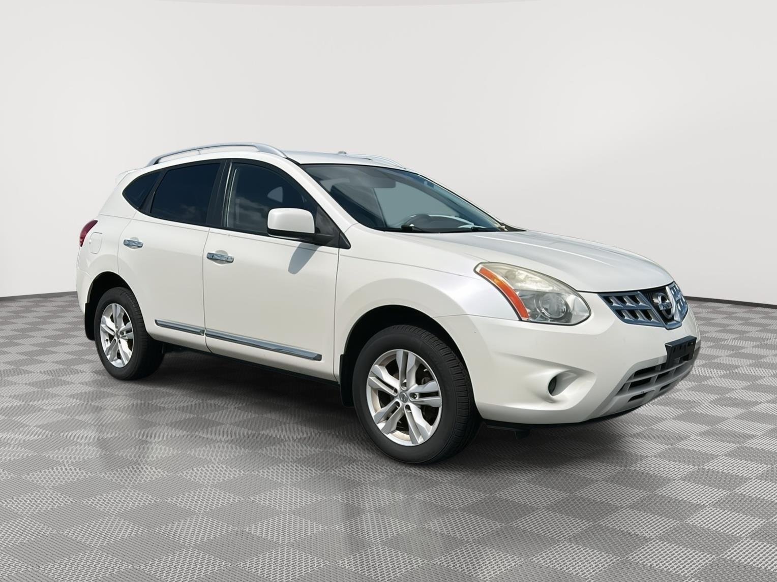 Used 2012 Pearl White Nissan SV image 1