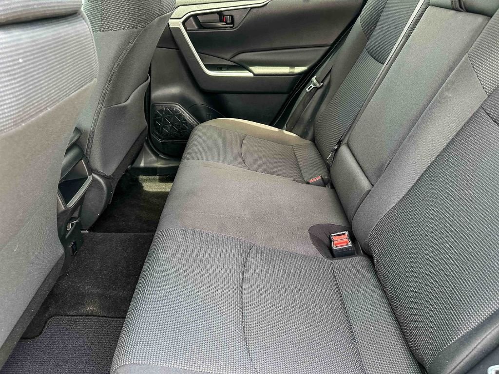 2020 Toyota RAV4 LE - Photo 18