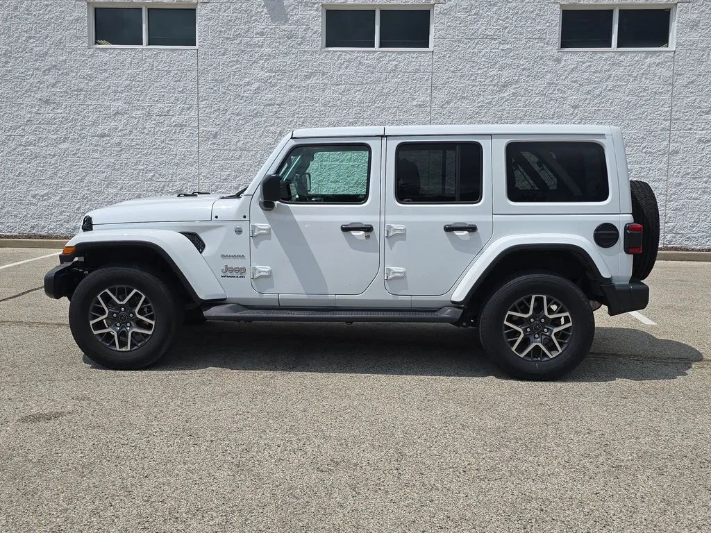 Used 2024 White/off-white Jeep Sahara image 10