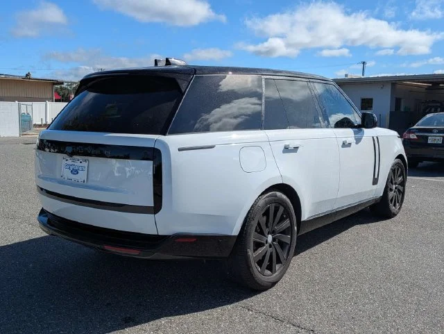 Used 2025 Fuji White Land Rover SE image 3