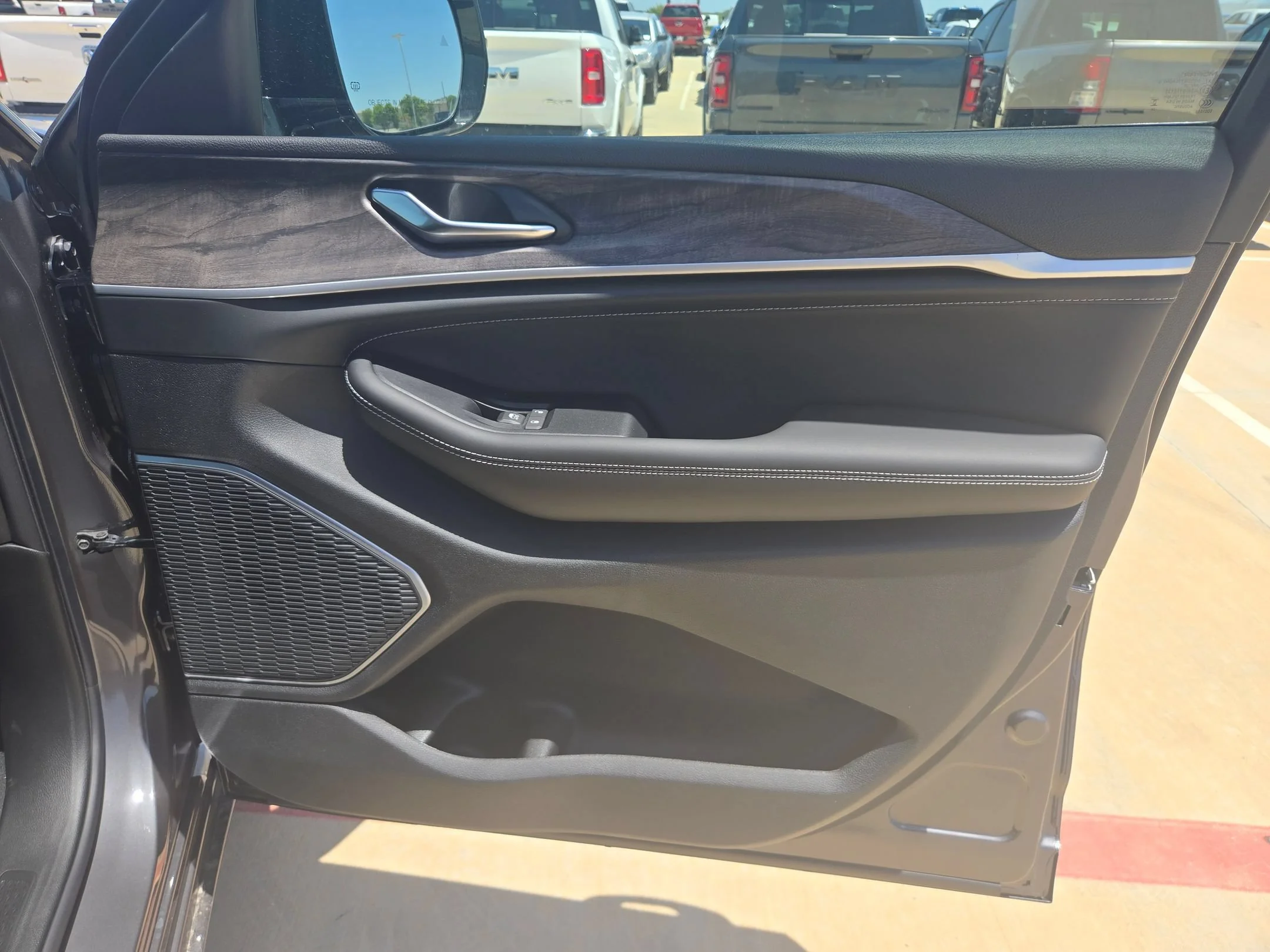 New 2026 Baltic Gray Metallic Clear-Coat Exterior Paint Jeep Limited Reserve image 25
