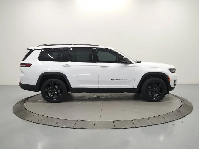 Used 2024 White Jeep Altitude X image 9