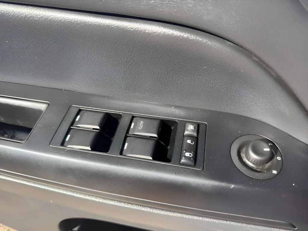 Used 2015 Granite Crystal Metallic Clearcoat Jeep Latitude image 24