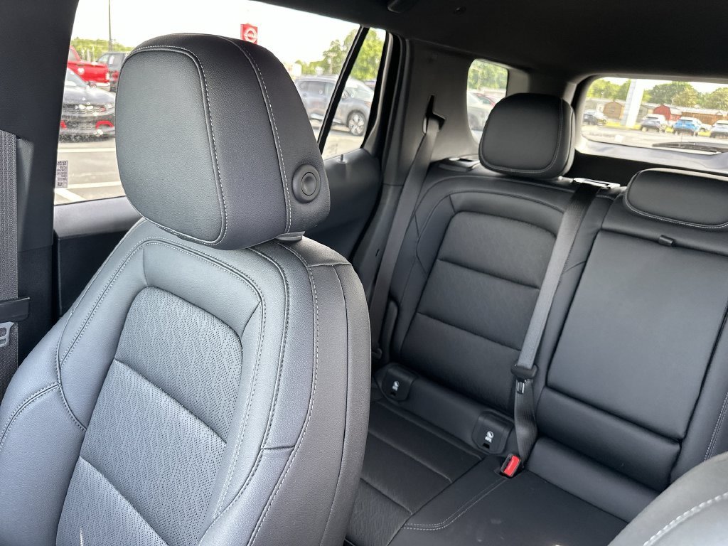 Used 2025 White Chevrolet LT image 12