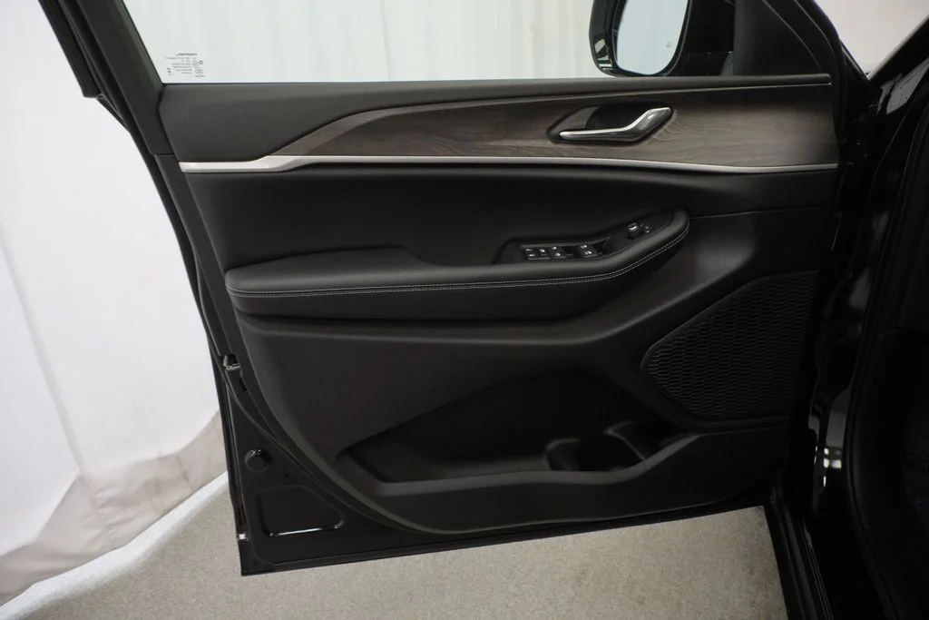 New 2026 Diamond Black Crystal Pearl-Coat Exterior Paint Jeep Altitude image 29