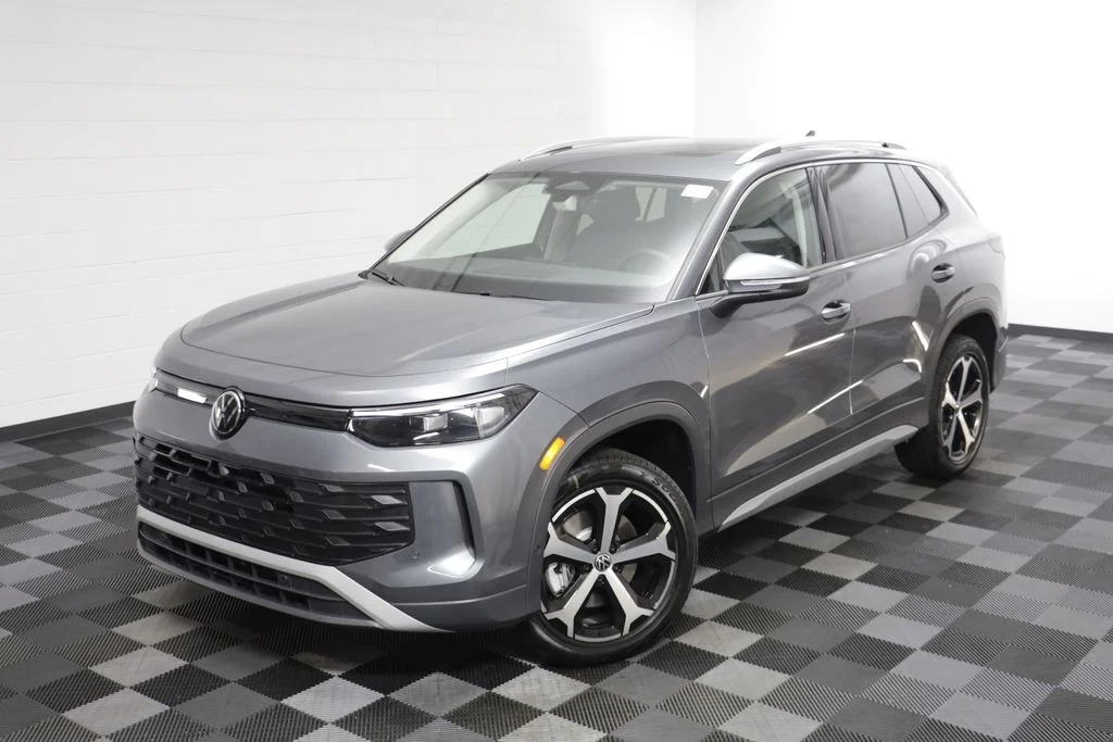 New 2026 Platinum Gray Volkswagen 2.0T SE image 2