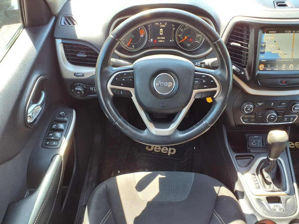 Used 2018 Black Jeep Latitude image 10