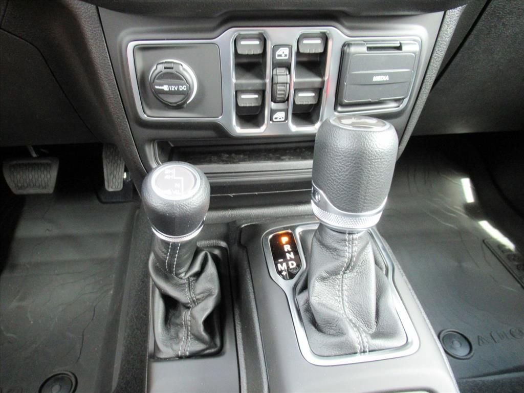 New 2026 Granite Crystal Metallic Clearcoat Jeep Sport S image 24