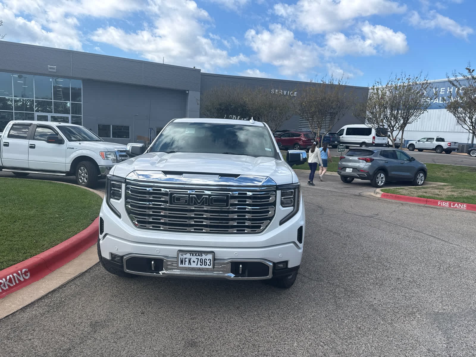Used 2022 White Frost Tricoat GMC Denali image 2