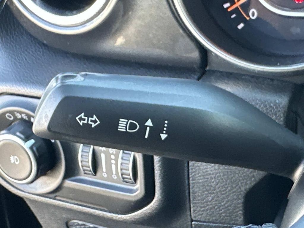 Used 2020 Crystal Metallic Jeep Unlimited Sahara Altitude image 28