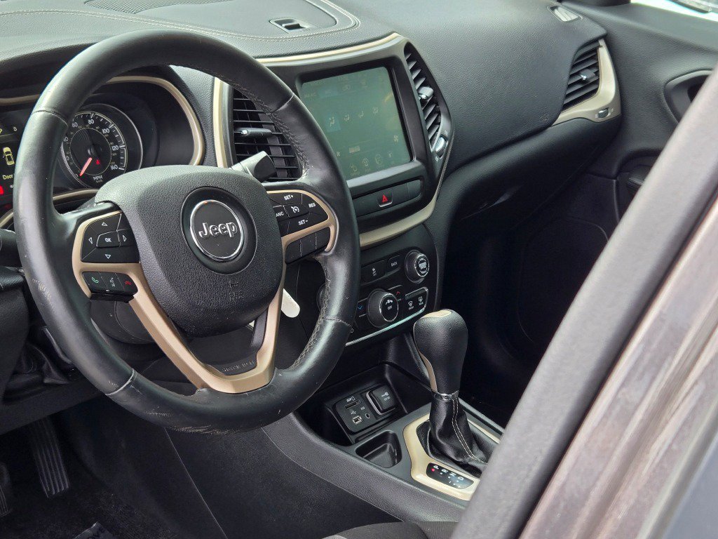 Used 2014 Crystal Metallic Jeep Latitude image 22