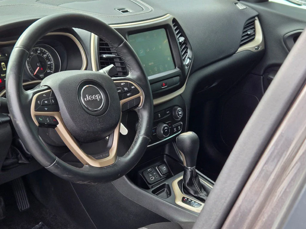 Used 2014 Gray Jeep Latitude image 22