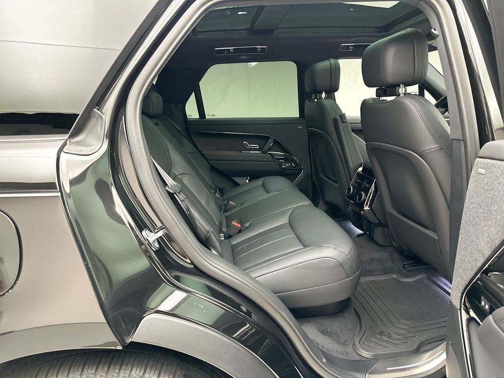 New 2027 Santorini Black Land Rover Dynamic SE image 7