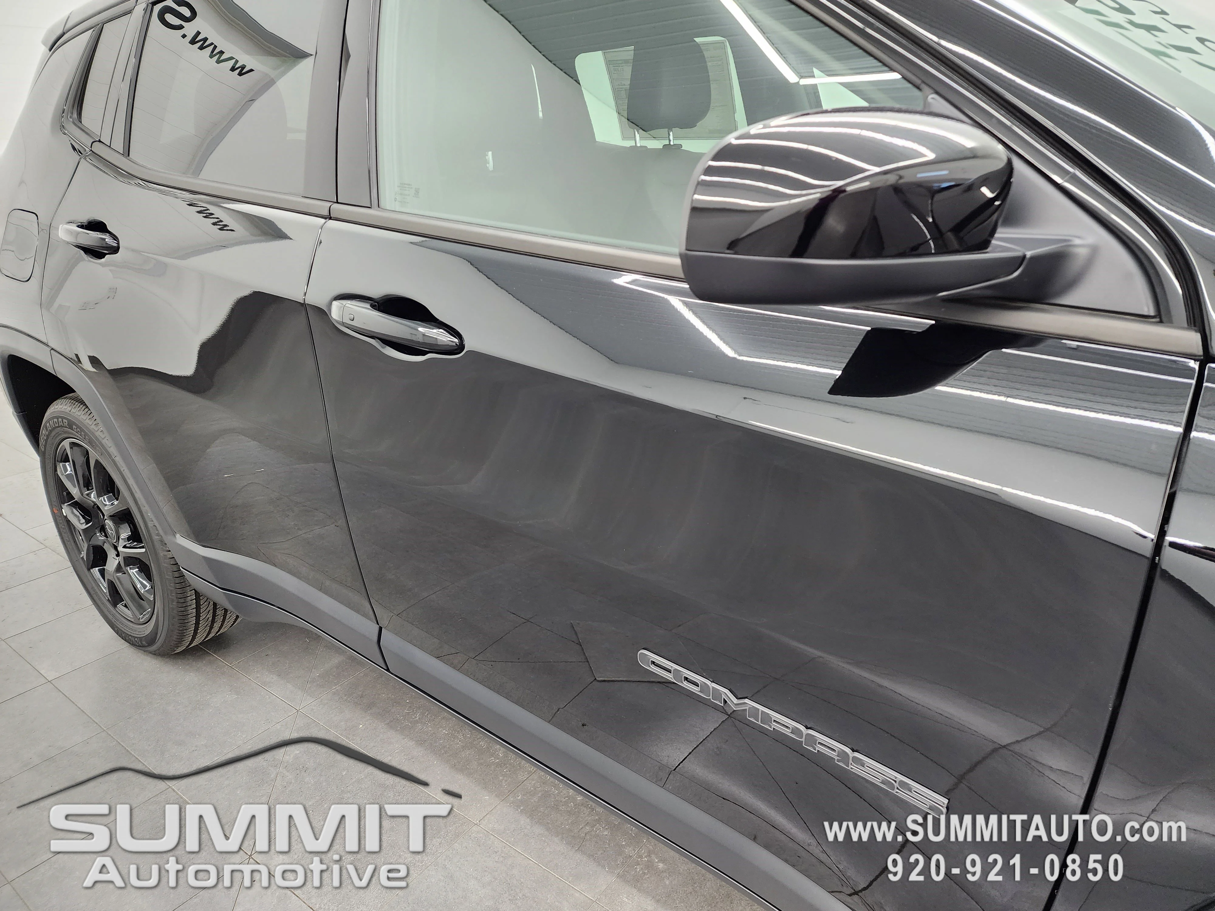 New 2026 Diamond Black Crystal Pearlcoat Jeep Latitude image 24