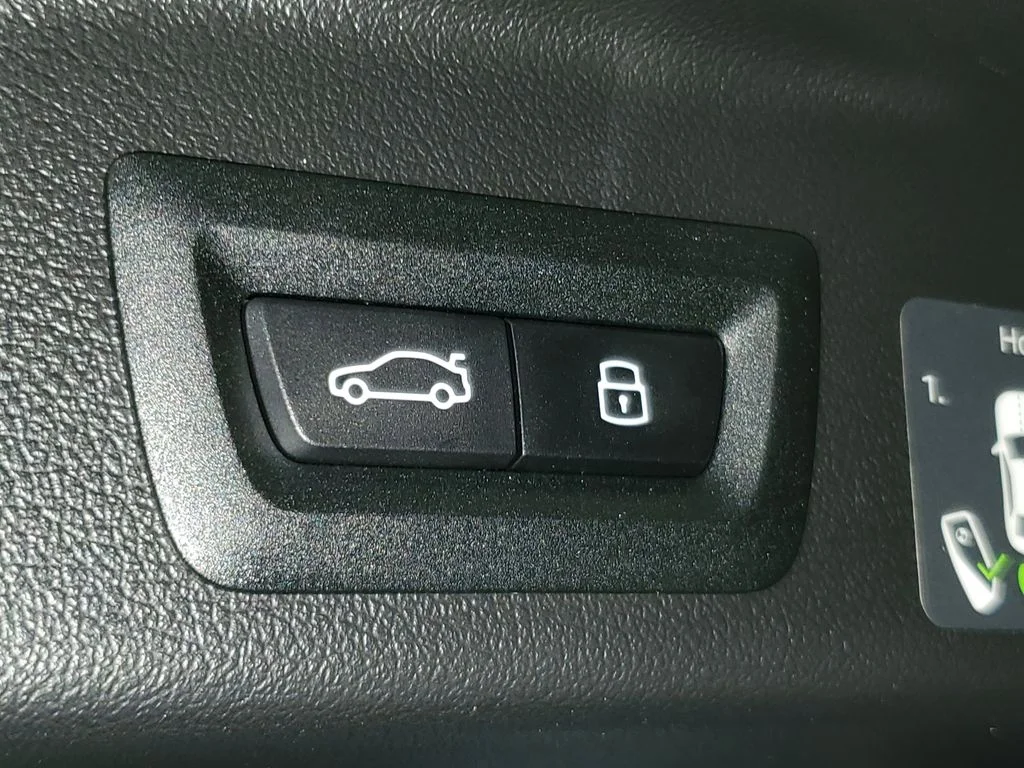 Used 2026 White BMW sDrive40i image 8