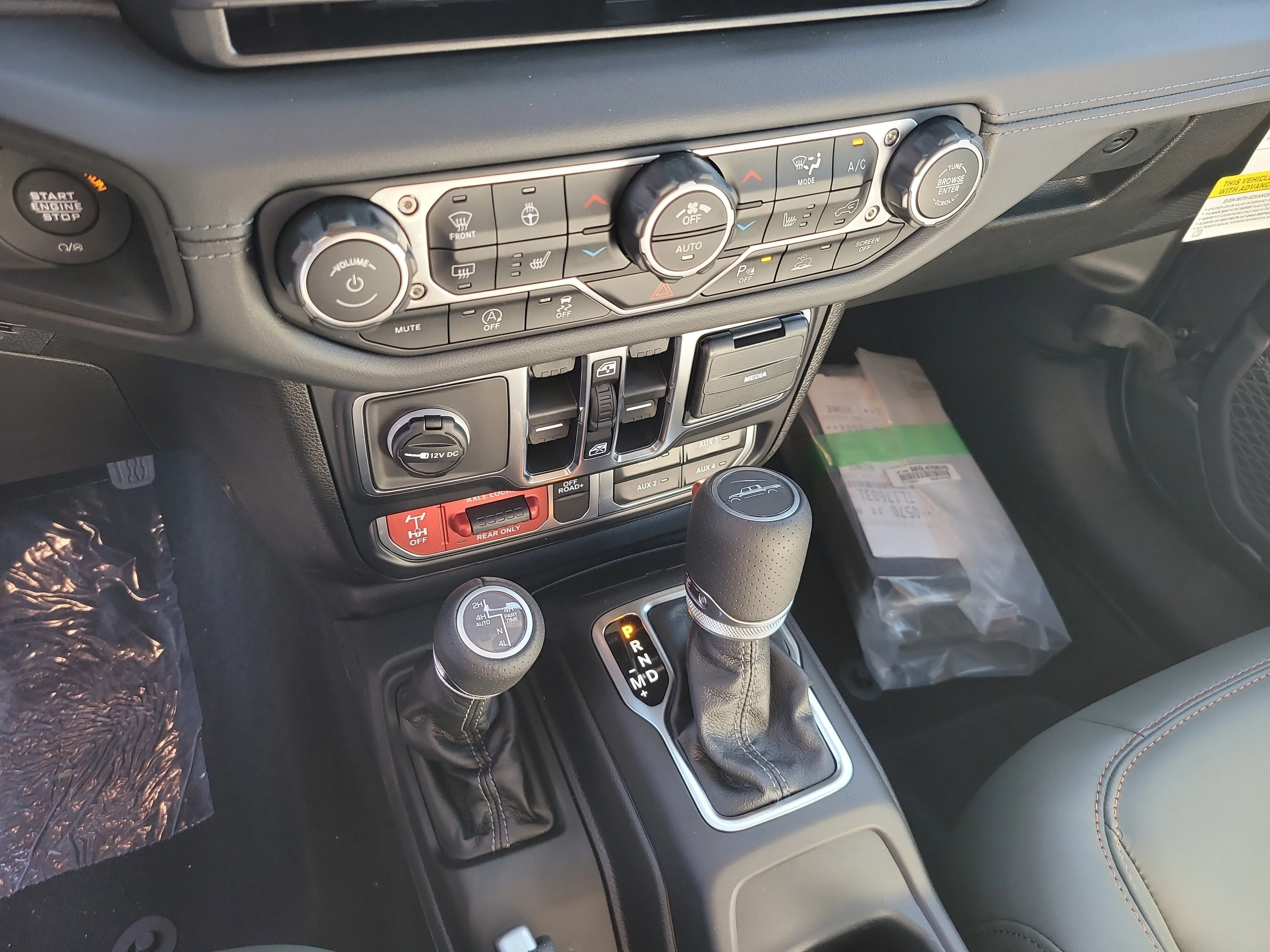 New 2026 Granite Crystal Metallic Clearcoat Jeep Mojave X image 18