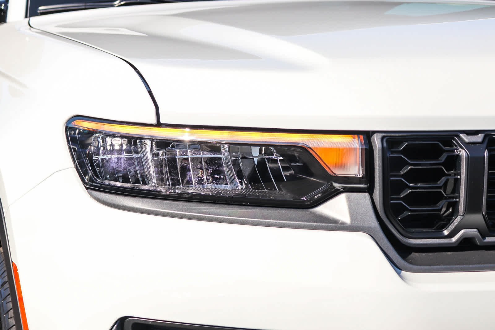 New 2027 Bright White Clear-Coat Paint Jeep Laredo Altitude image 8