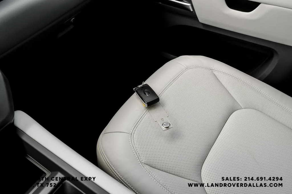 New 2026 Santorini Black Metallic Land Rover X-Dynamic SE image 54