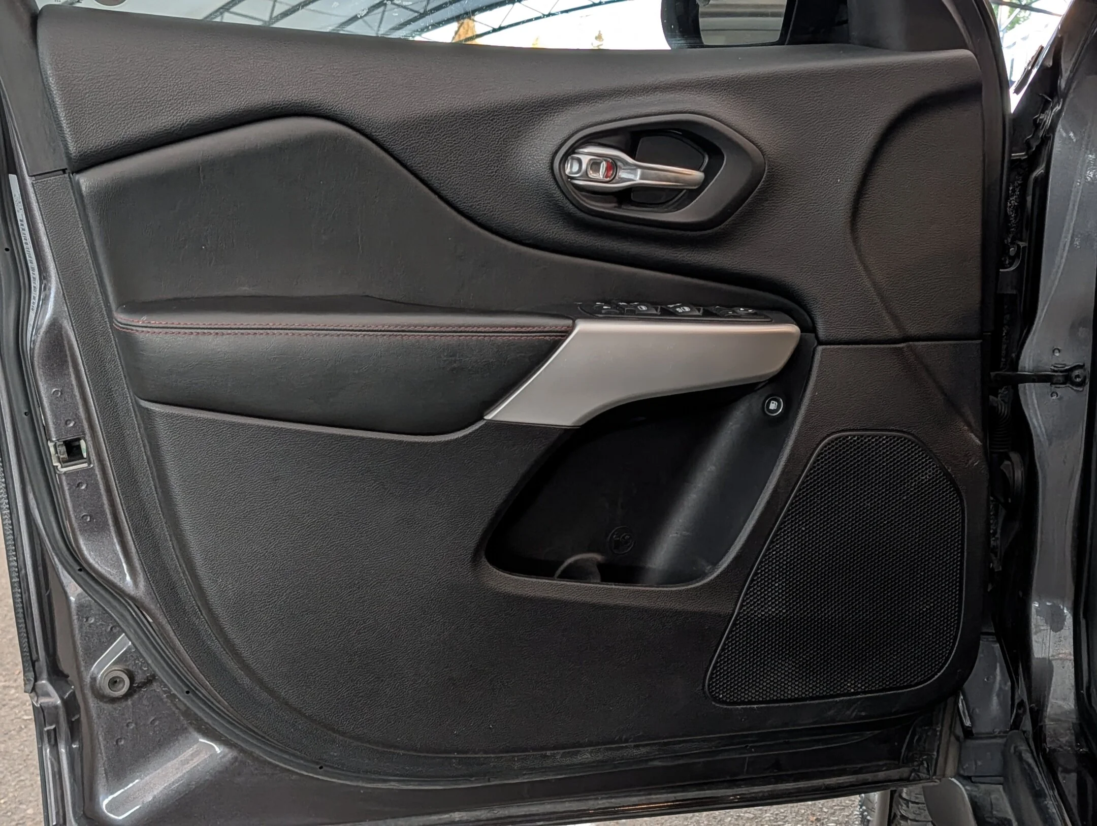 Used 2017 Grey Jeep Trailhawk - Leather - Uconnect 8.4 Touchscree - 4WD 4dr Trailhawk image 12