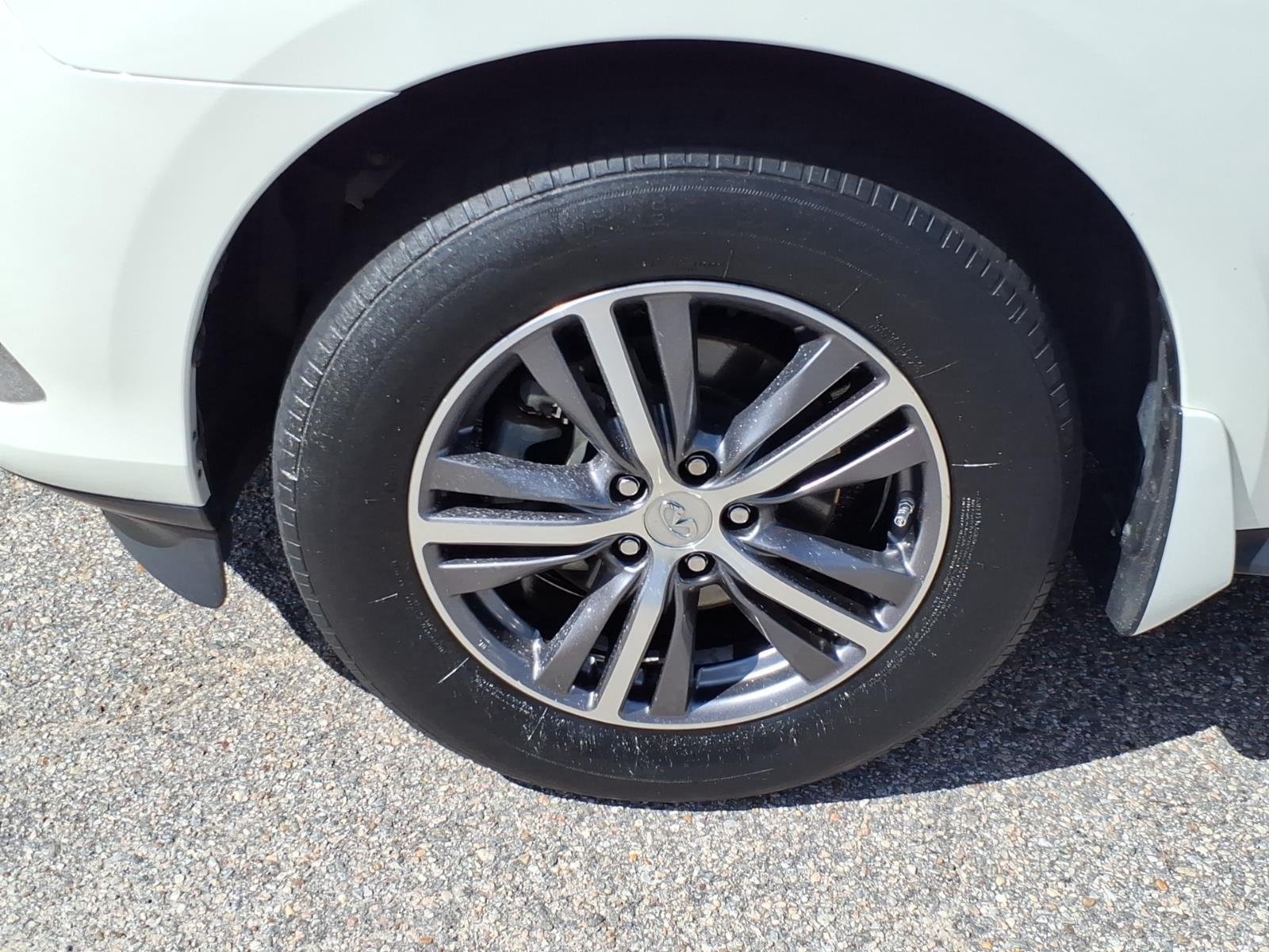 Used 2017 Majestic White INFINITI  image 4