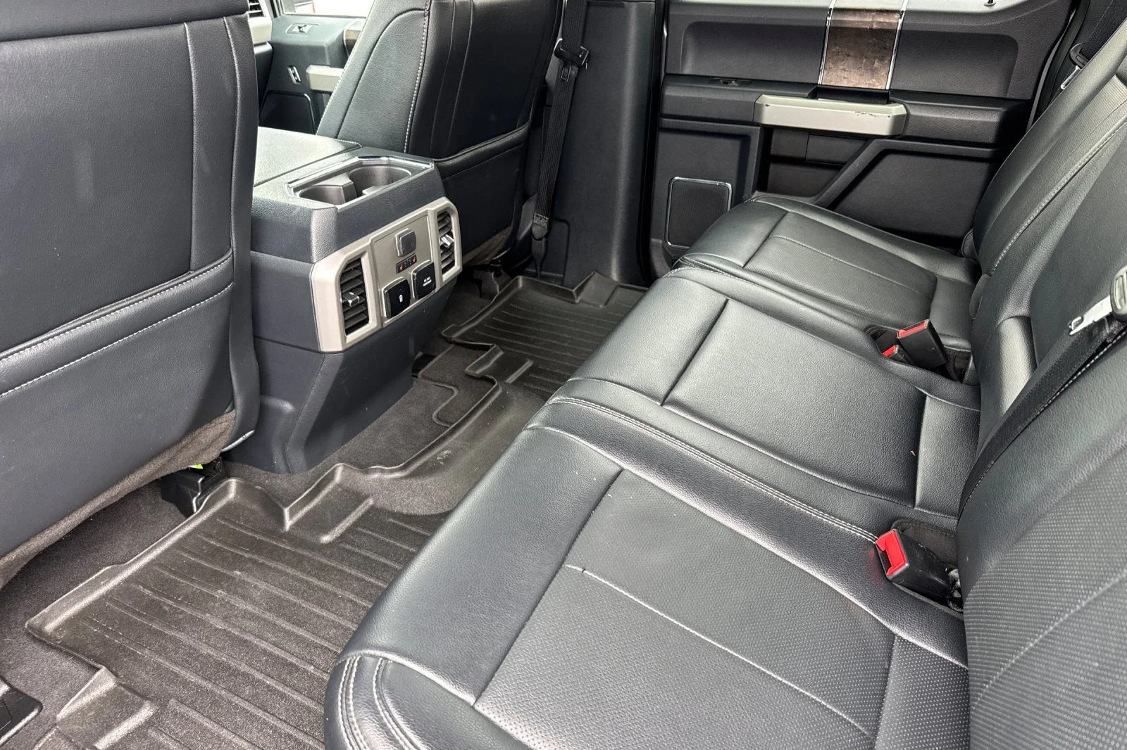 Used 2022 Gray Metallic Ford Lariat image 15