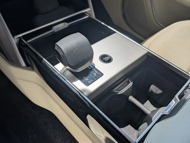 Used 2025  Land Rover SE image 18