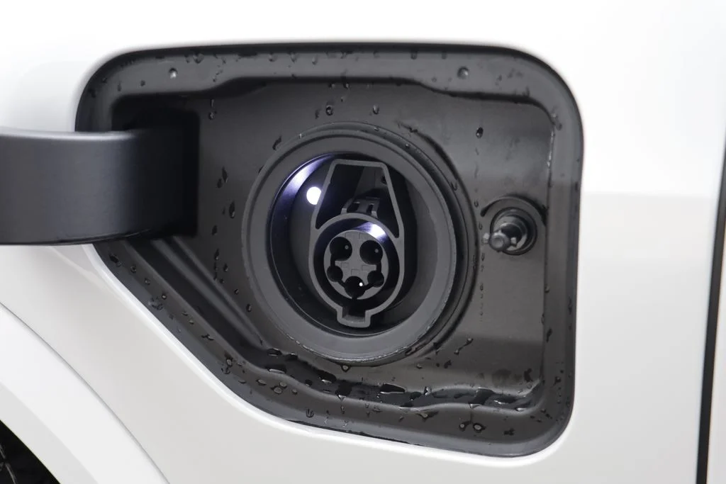 New 2026 White BMW xDrive50e image 5