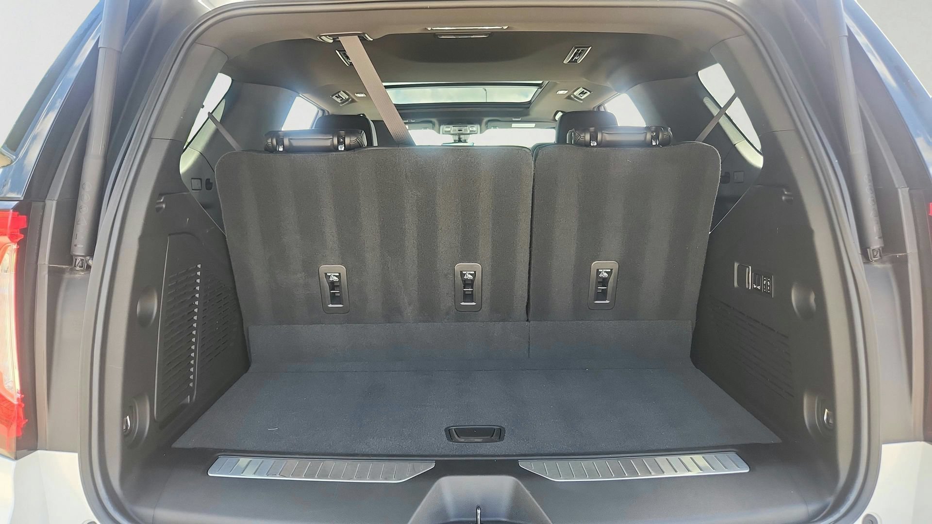 Used 2022 White Frost Tricoat GMC Denali image 30