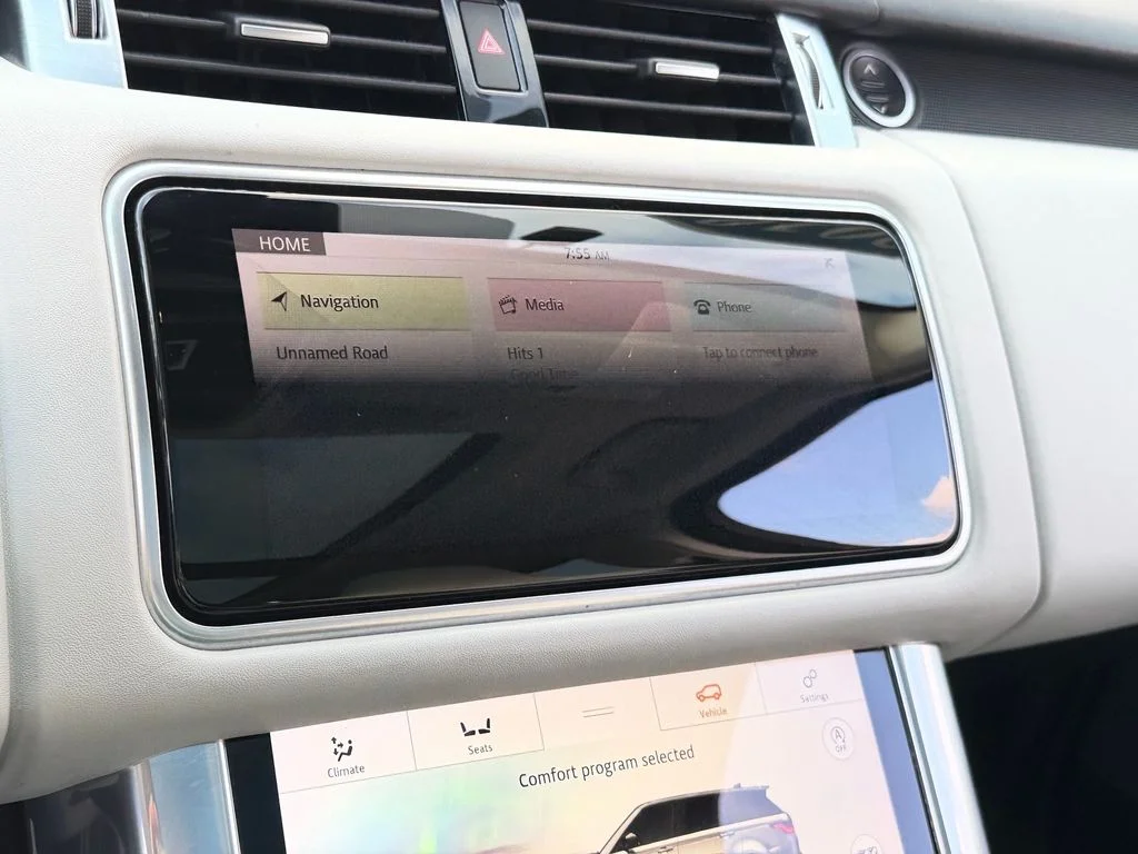Used 2019  Land Rover SVR image 21