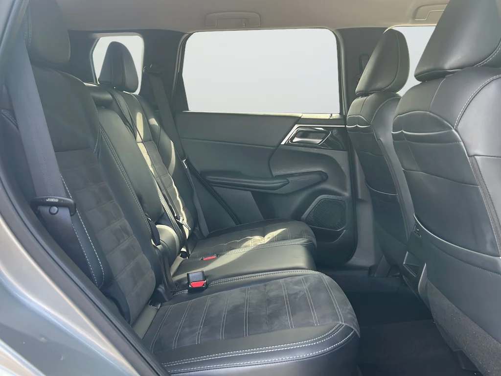 Used 2024 Silver Mitsubishi SE image 13