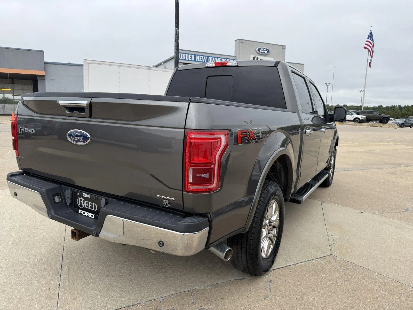 Used 2015 Magnetic Metallic Ford Lariat image 9