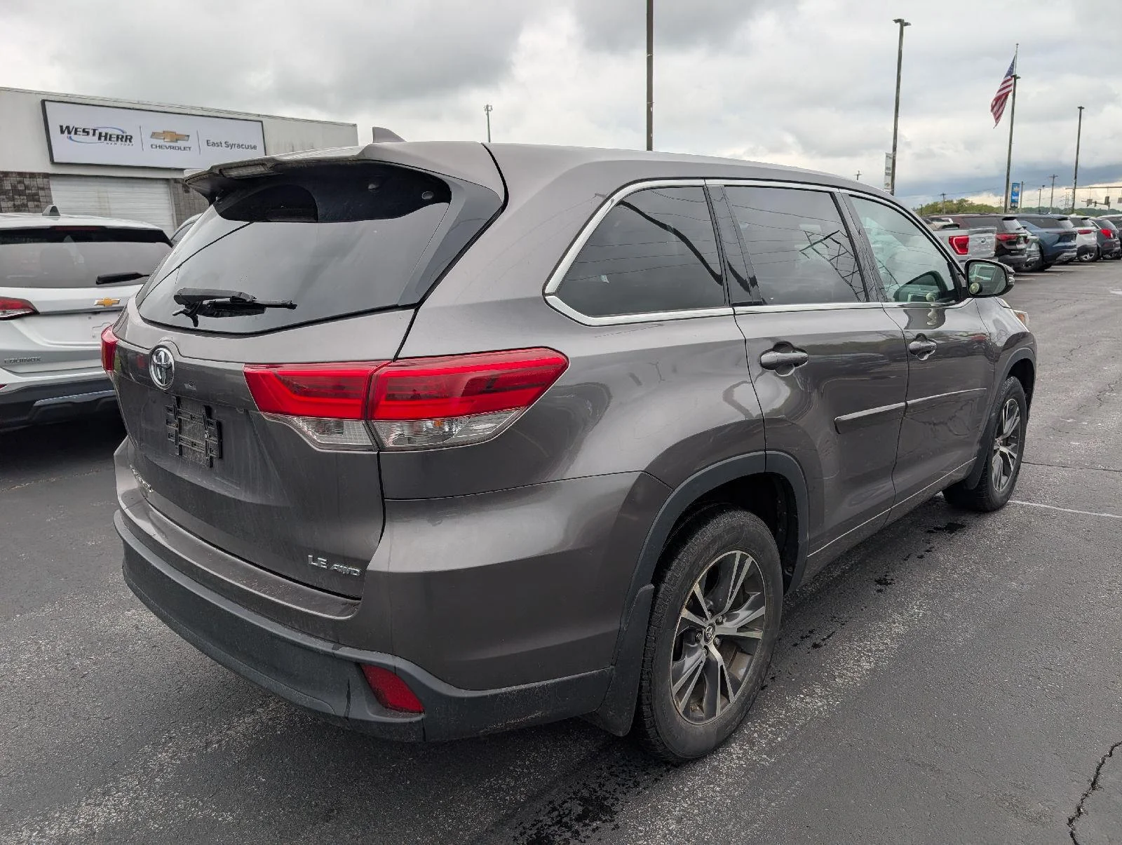 Used 2017 Gy Toyota LE image 7