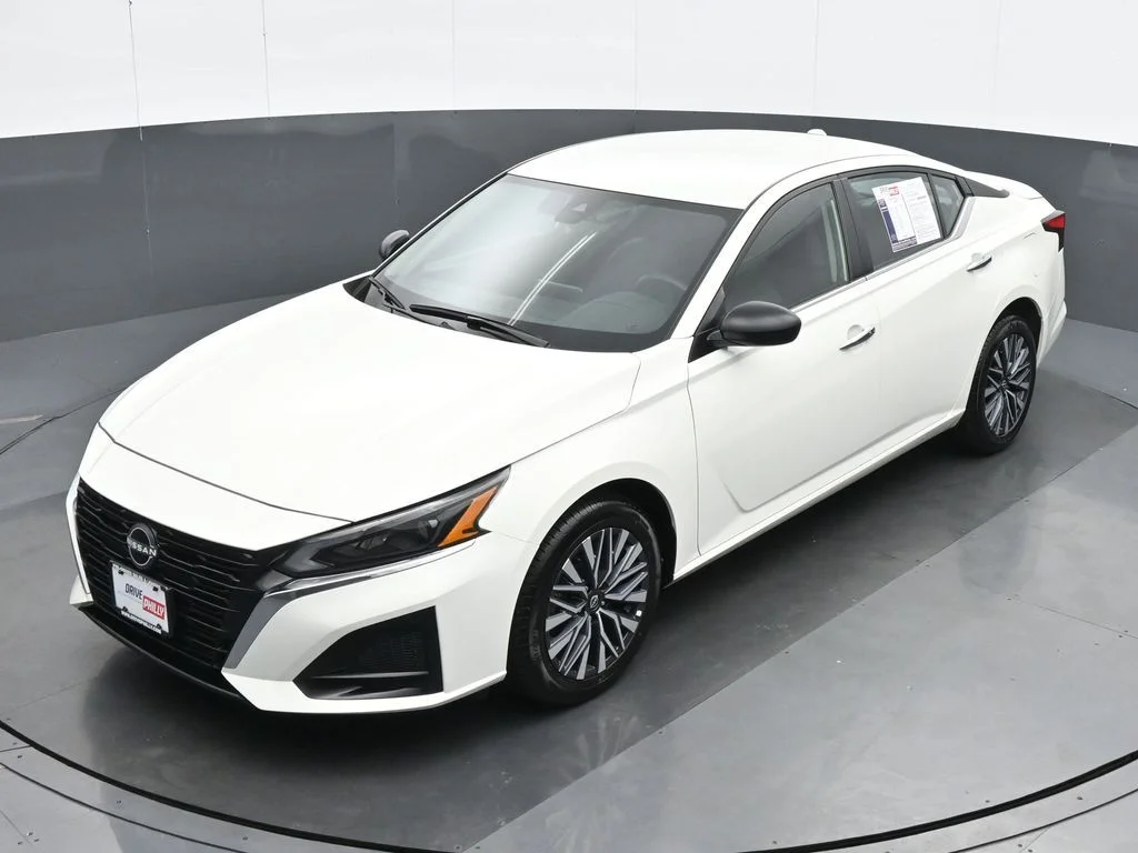 Used 2025 White Nissan 2.5 SV image 17
