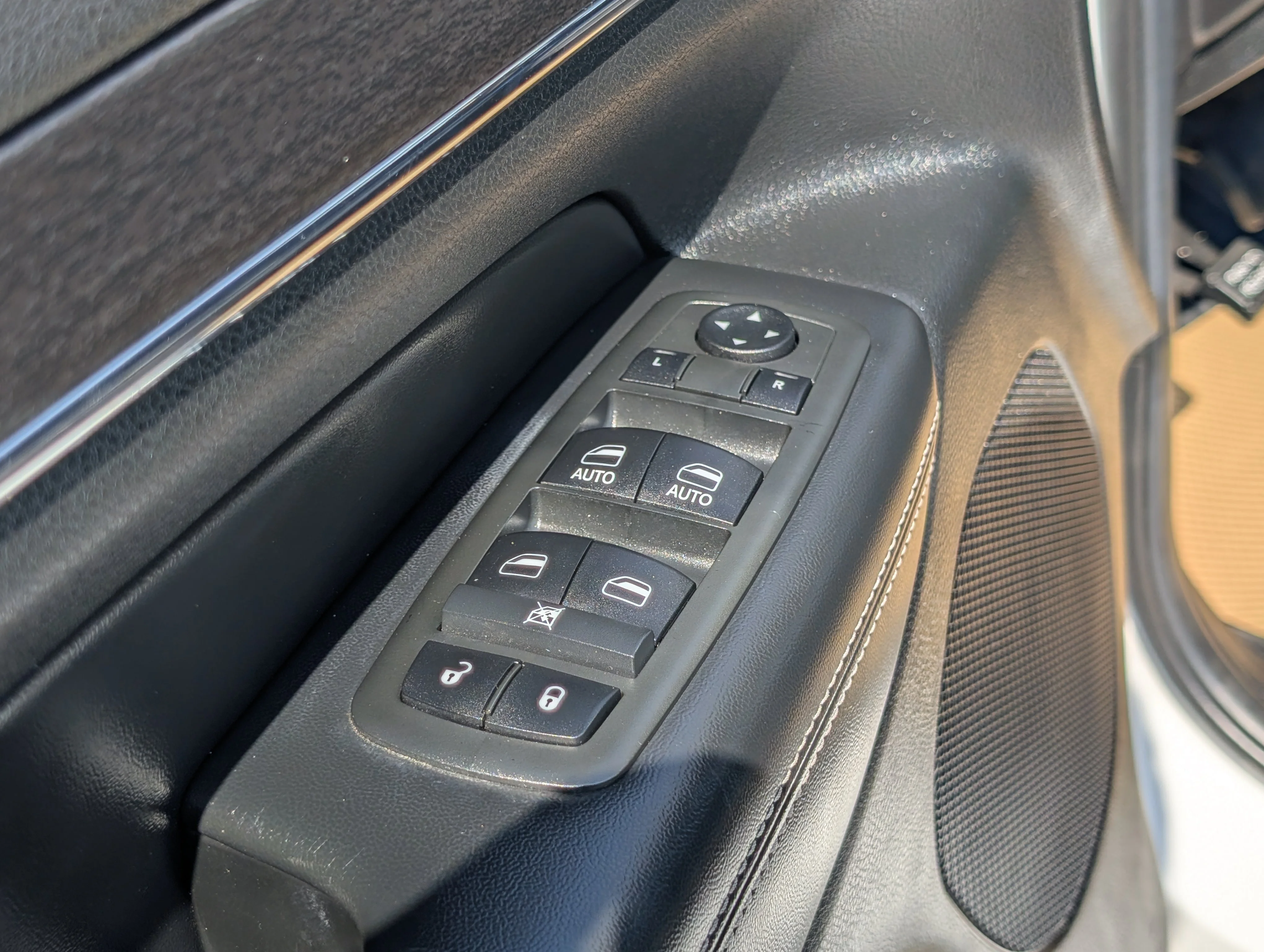 Used 2014 Bright White Clearcoat Jeep Limited image 19