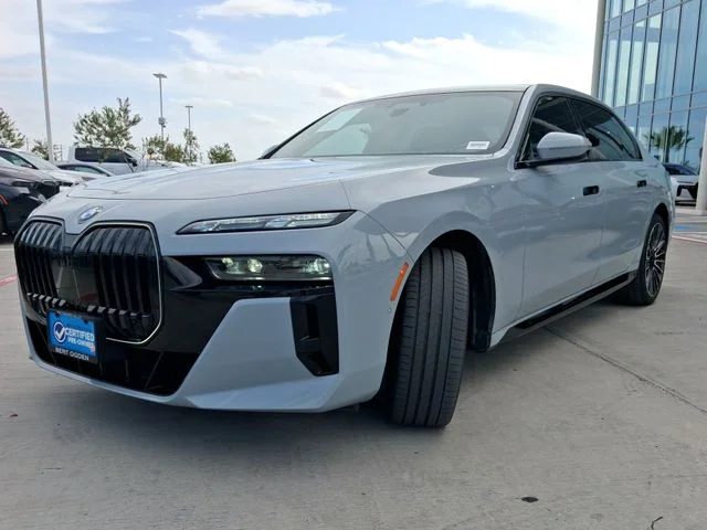 Used 2025 Gray BMW 740i image 3