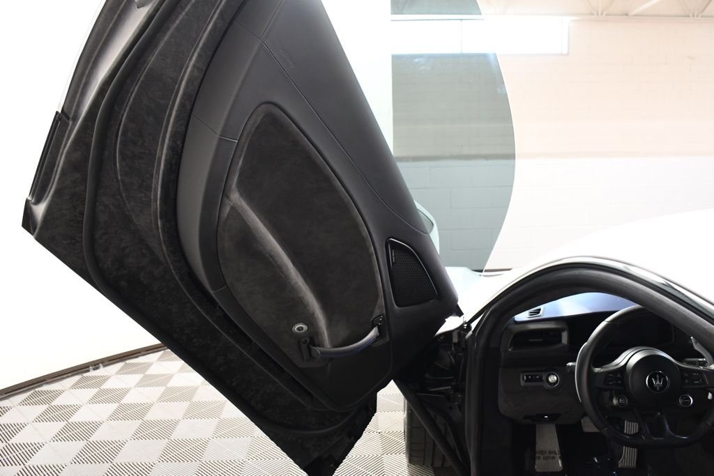 Used 2022 Bianco Audace Maserati Base image 14