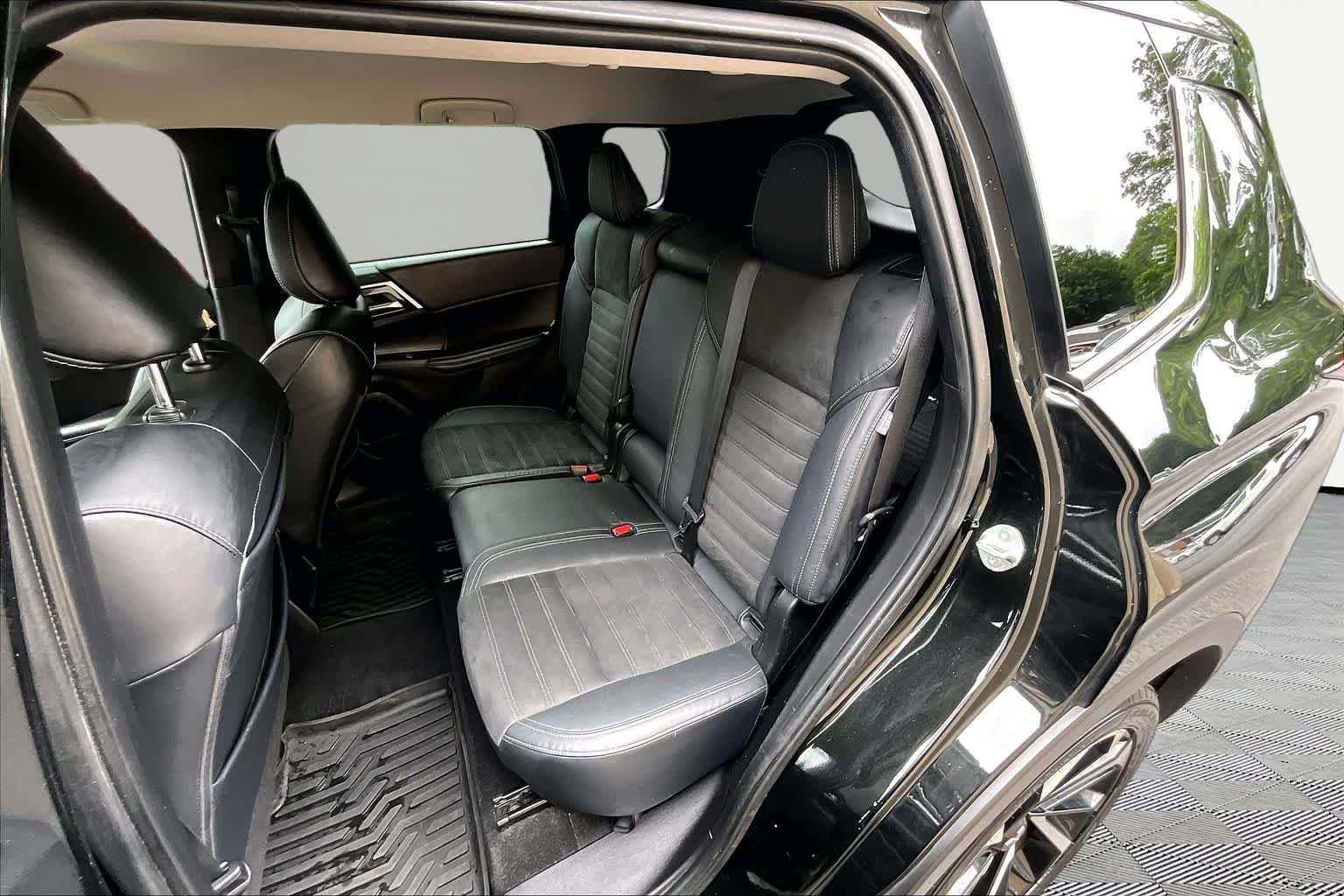 Used 2022 Black Diamond Mitsubishi SE image 21