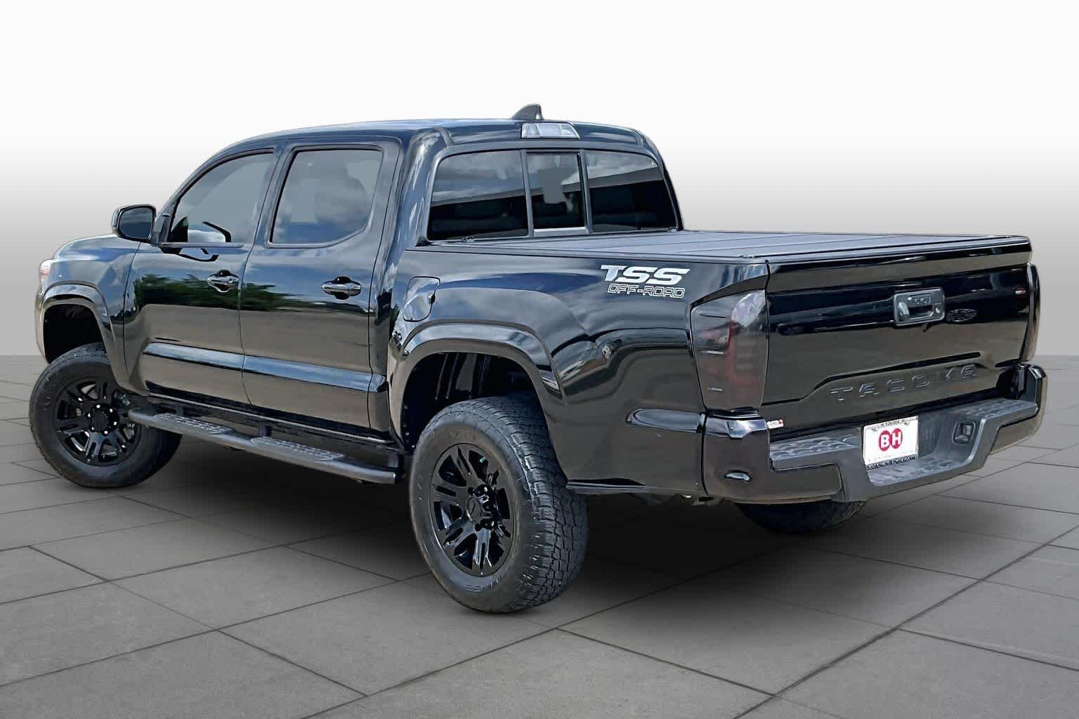 Used 2022 Midnight Black Metallic Toyota SR image 12