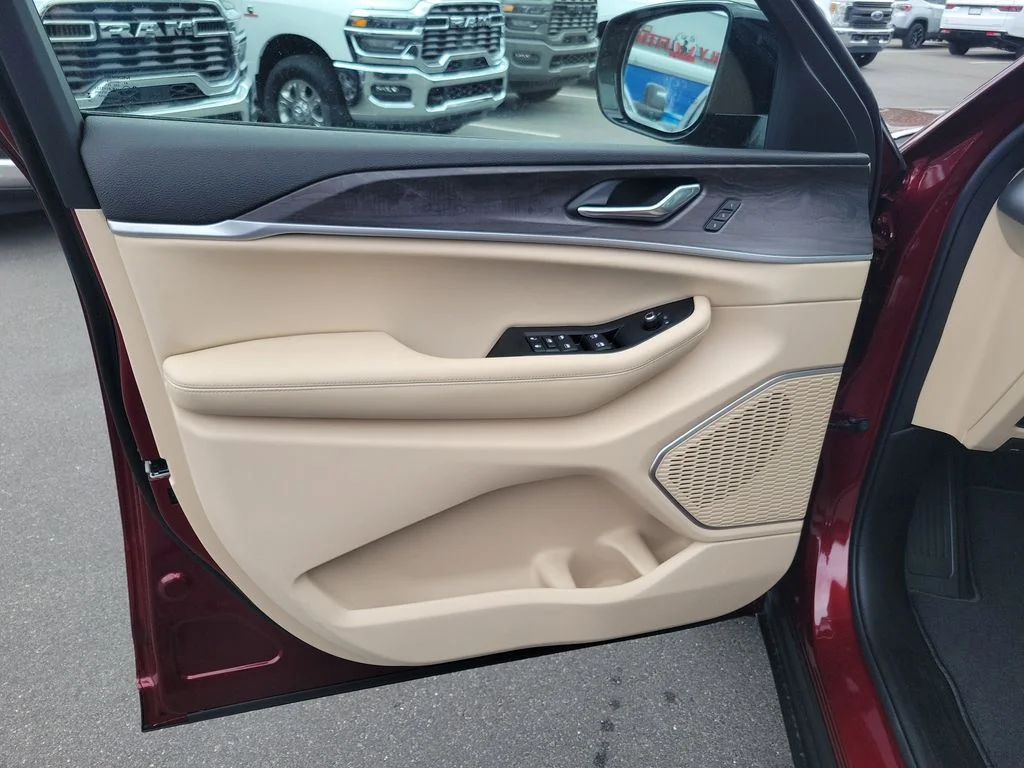New 2026 Velvet Red Pearl-Coat Exterior Paint Jeep Limited image 6