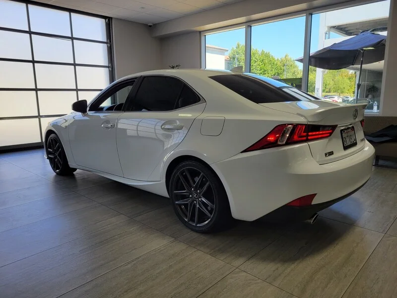 Used 2016 Ultra White LEXUS 4DR SDN image 3