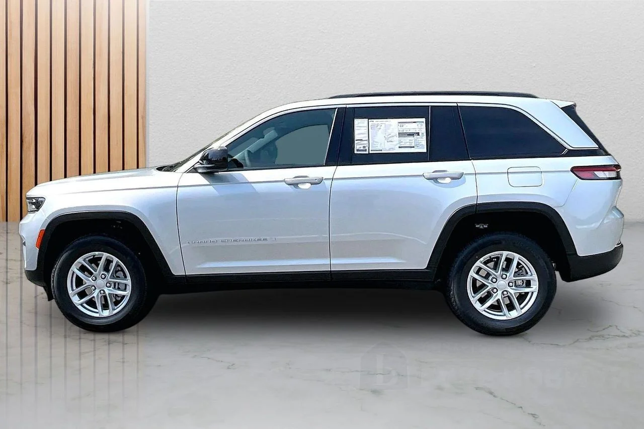 New 2026 Silver Zynith Jeep Laredo image 5