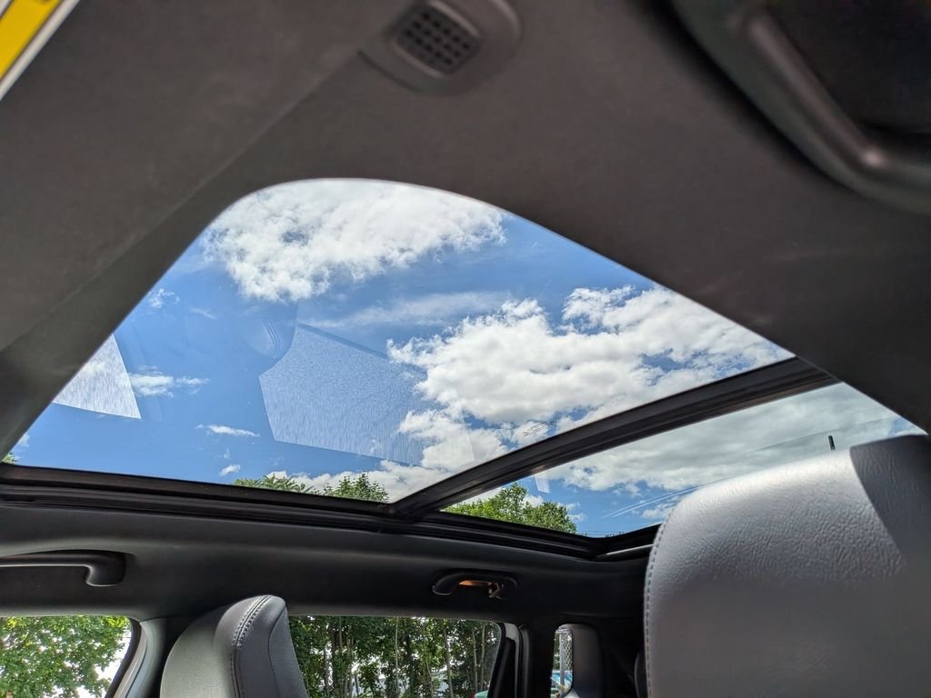 Used 2022 White Jeep Latitude image 21