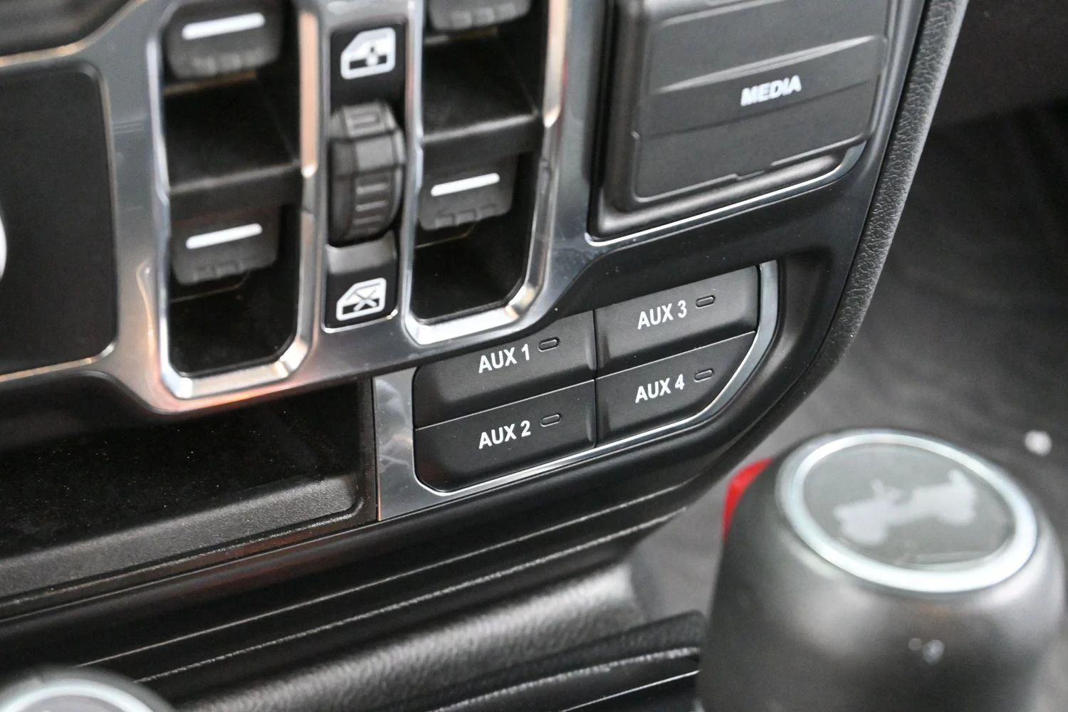 Used 2023 White Jeep Sahara Altitude image 24