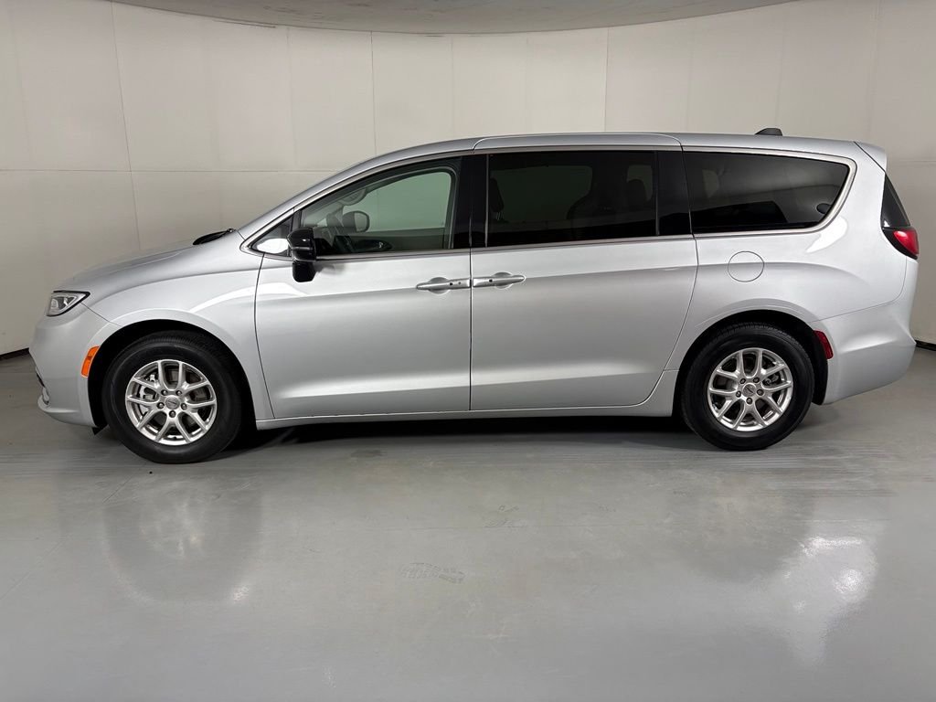 Used 2024 Silver Chrysler Touring L image 5