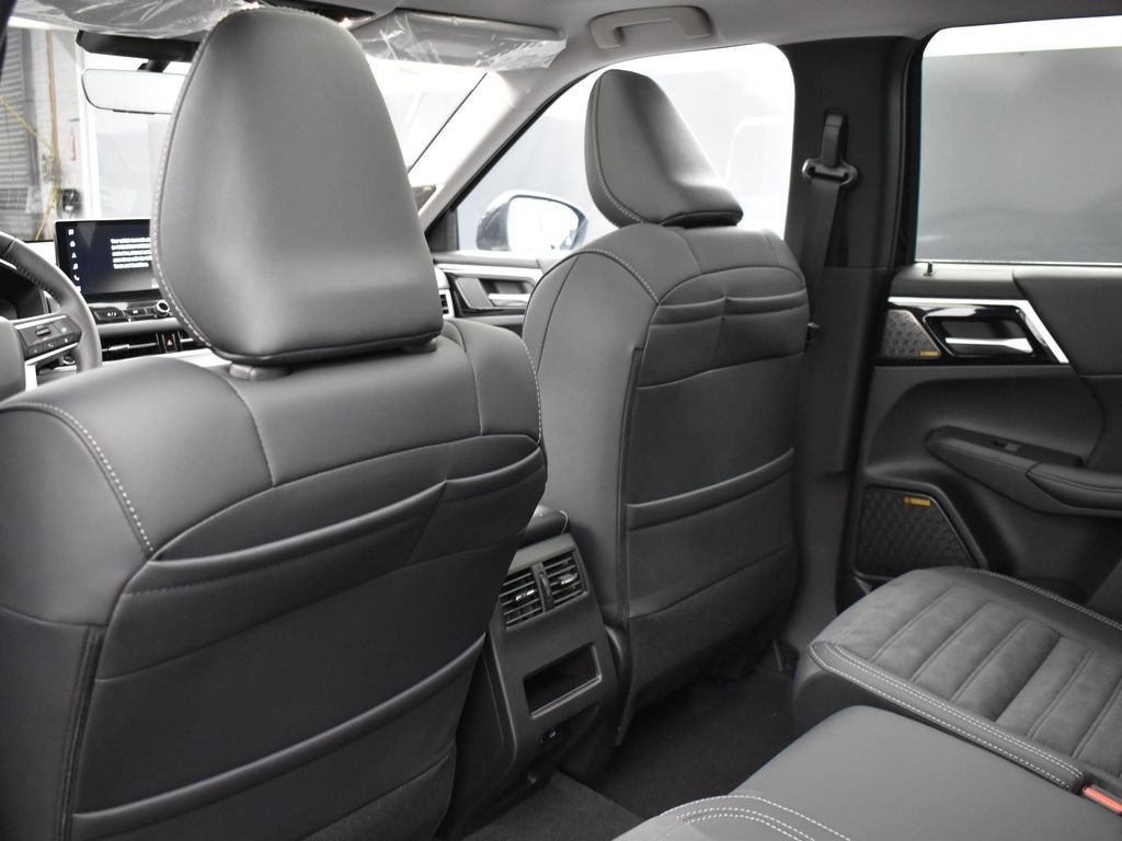 New 2026 Black Mitsubishi SE image 9