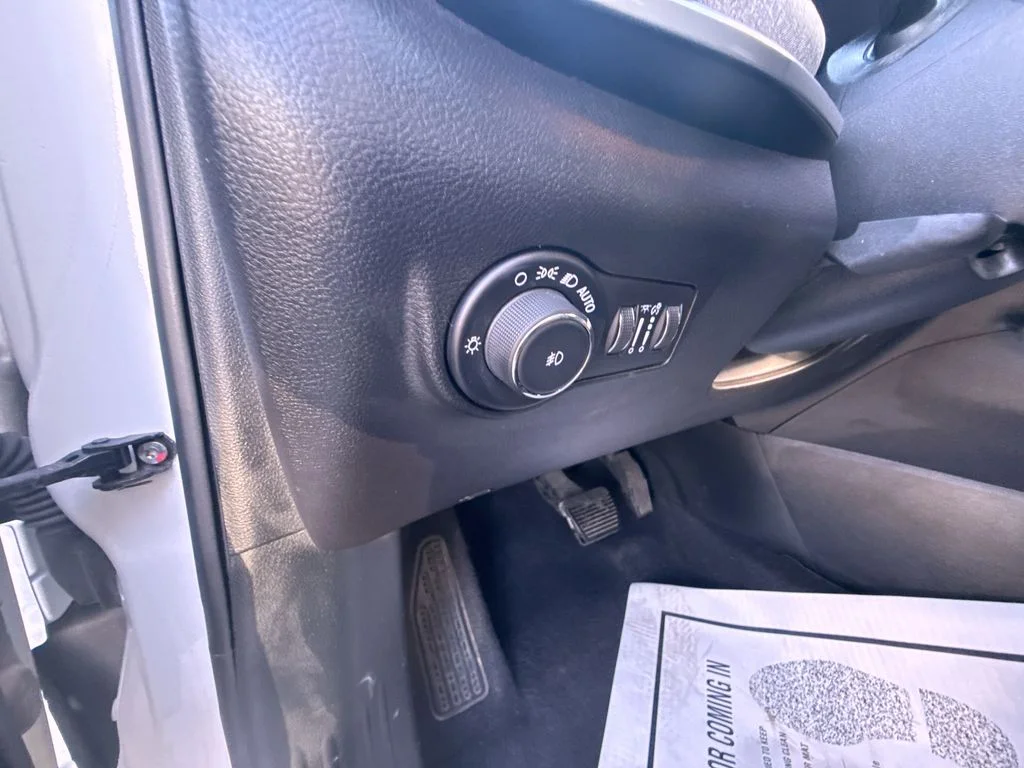 Used 2024 White Jeep Latitude image 19