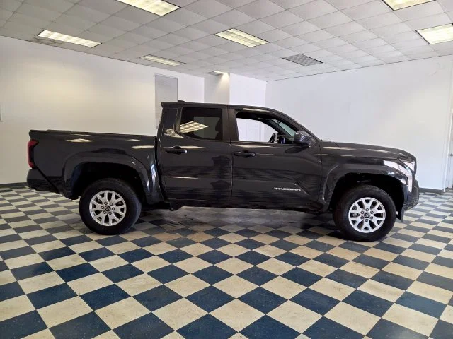 Used 2024  Toyota SR5 image 8